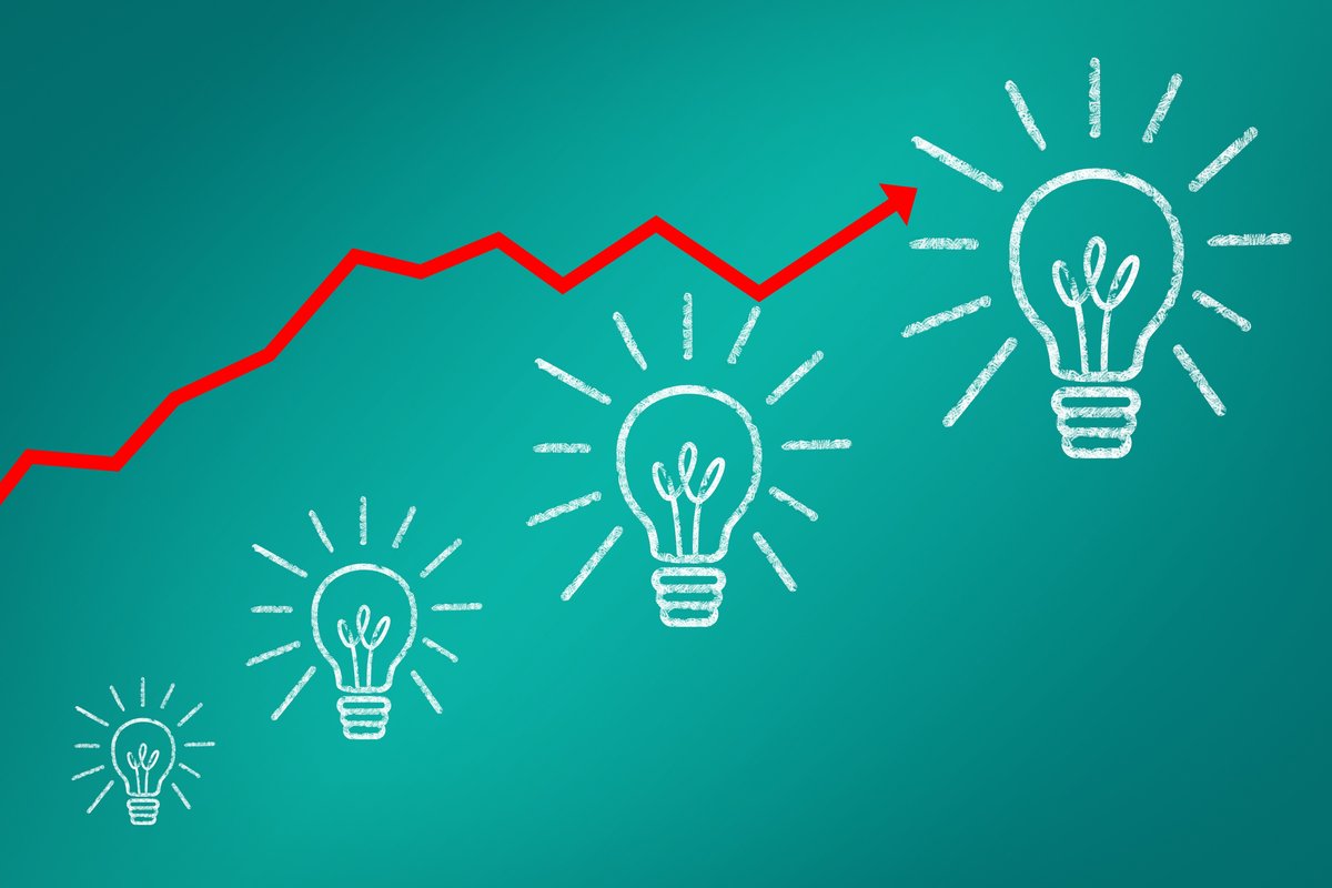 Growing graphic with light bulbs on green background - Ideas on how to increase your income as a content creator - Image