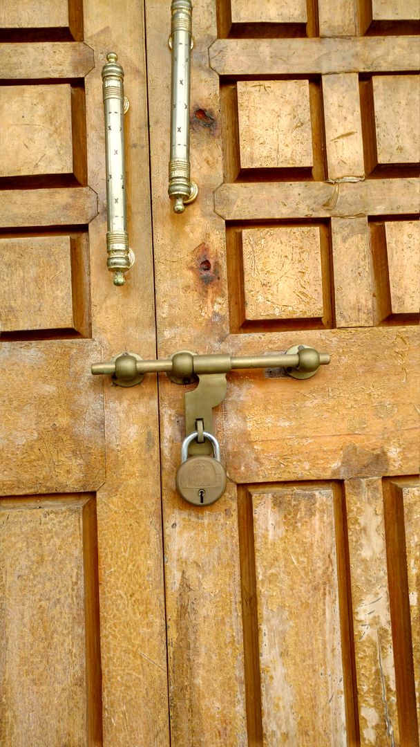 Door lock retro wooden door - Free Images, Stock Photos and Pictures on Pikwizard.com