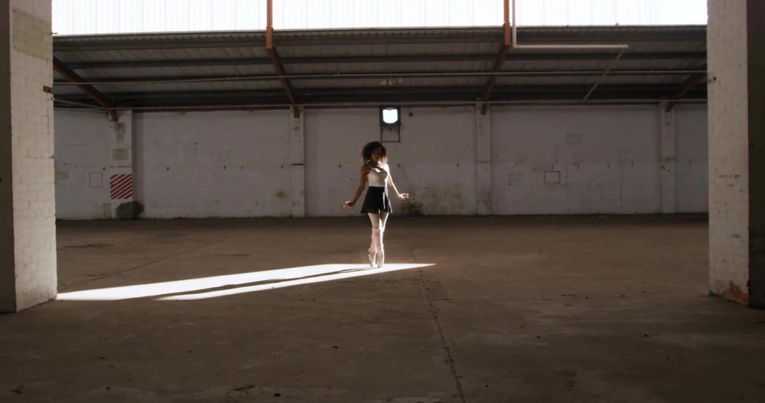 Ballet Dancer Performing en Pointe in Abandoned Warehouse