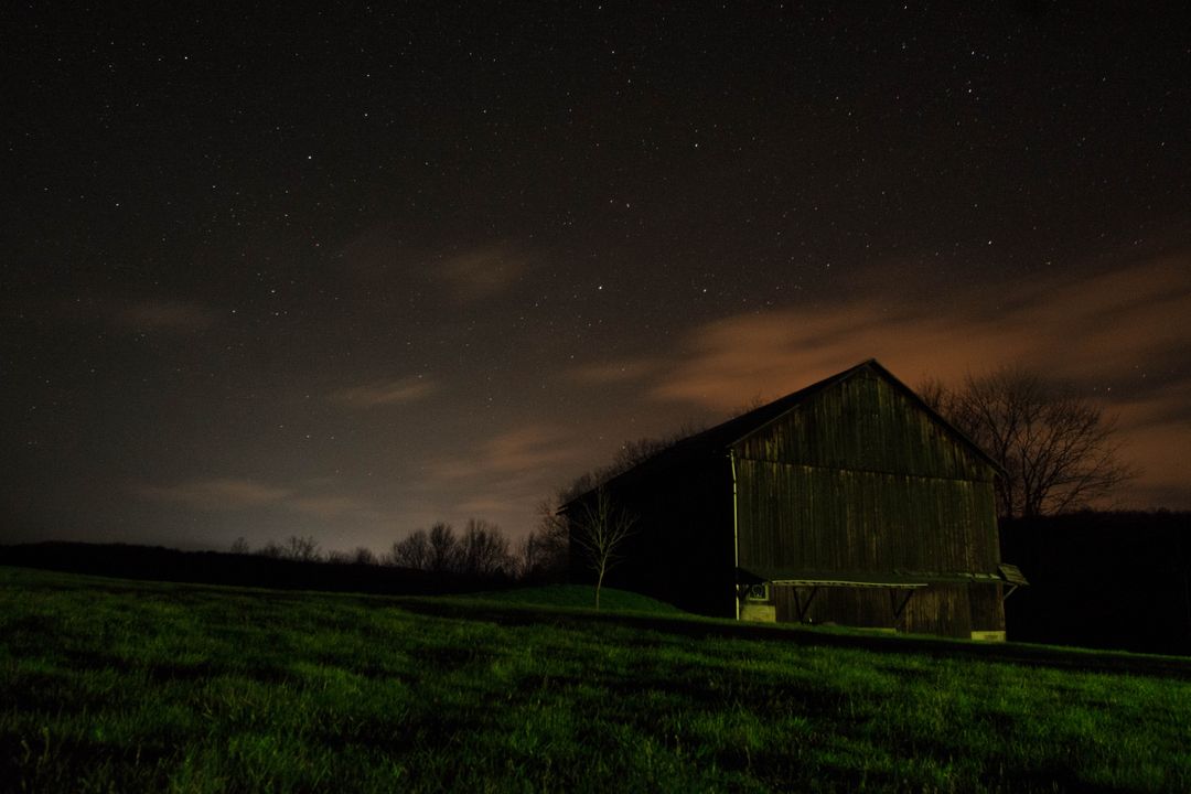 Rustic Barn under Starry Night Sky - Free Images, Stock Photos and Pictures on Pikwizard.com