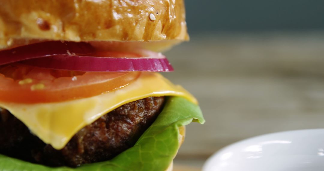 Close-up of Juicy Cheeseburger with Fresh Vegetables - Free Images, Stock Photos and Pictures on Pikwizard.com