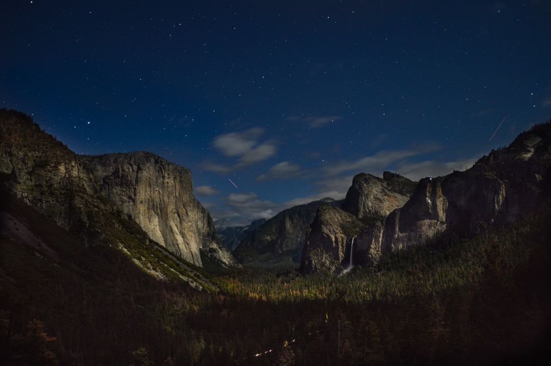 Starry Night Over Mountain Range in Yosemite National Park - Free Images, Stock Photos and Pictures on Pikwizard.com