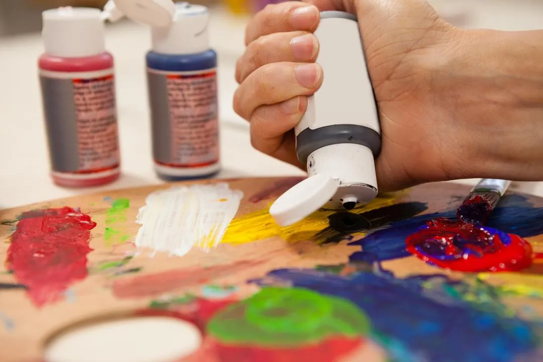 Hand of woman putting color in palette - Image