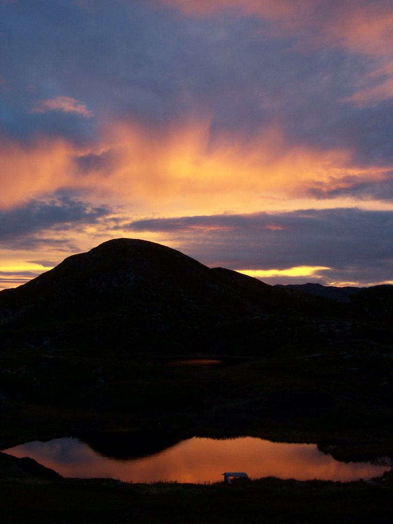 Stunning Mountain Silhouette at Sunset with Reflecting Lake - Free Images, Stock Photos and Pictures on Pikwizard.com