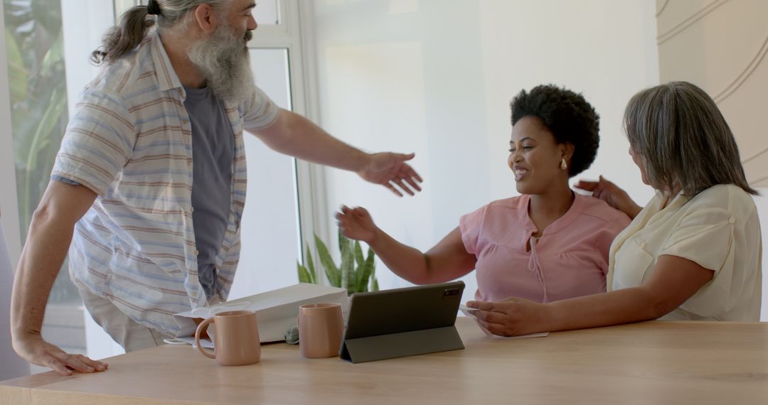 Multigenerational Family Sharing and Reminiscing