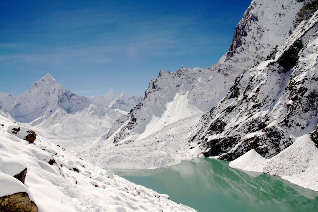 Snow-capped Himalayan Mountains and Glacial Lake in Winter - Free Images, Stock Photos and Pictures on Pikwizard.com