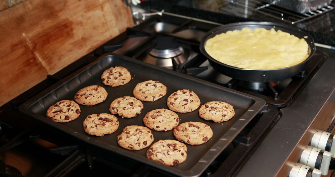 Freshly Baked Chocolate Chip Cookies and Pie Crust on Stove Top - Free Images, Stock Photos and Pictures on Pikwizard.com