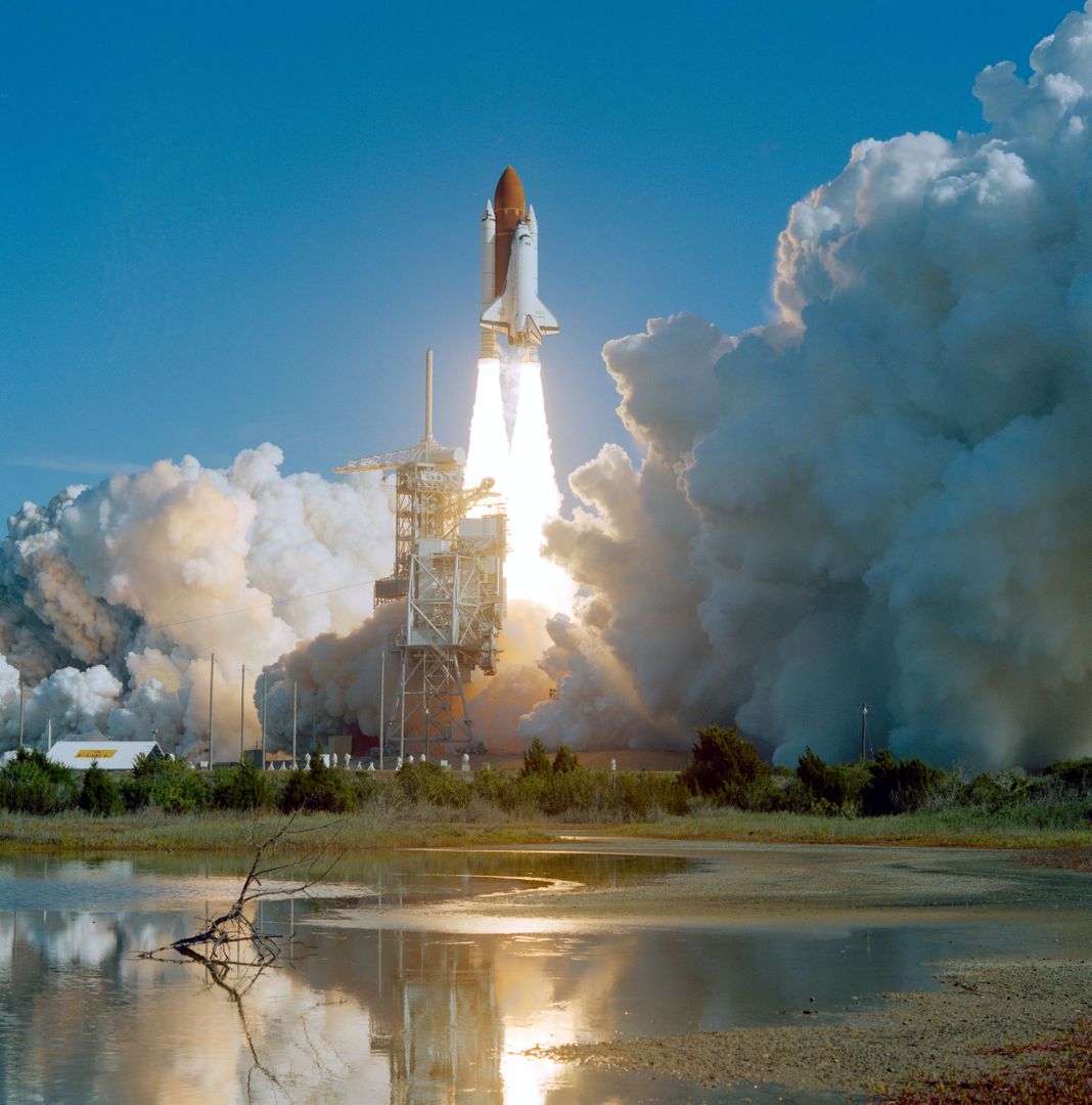 STS-42 Discovery, Orbiter Vehicle (OV) 103, lifts off from KSC LC Pad - Free Images, Stock Photos and Pictures on Pikwizard.com