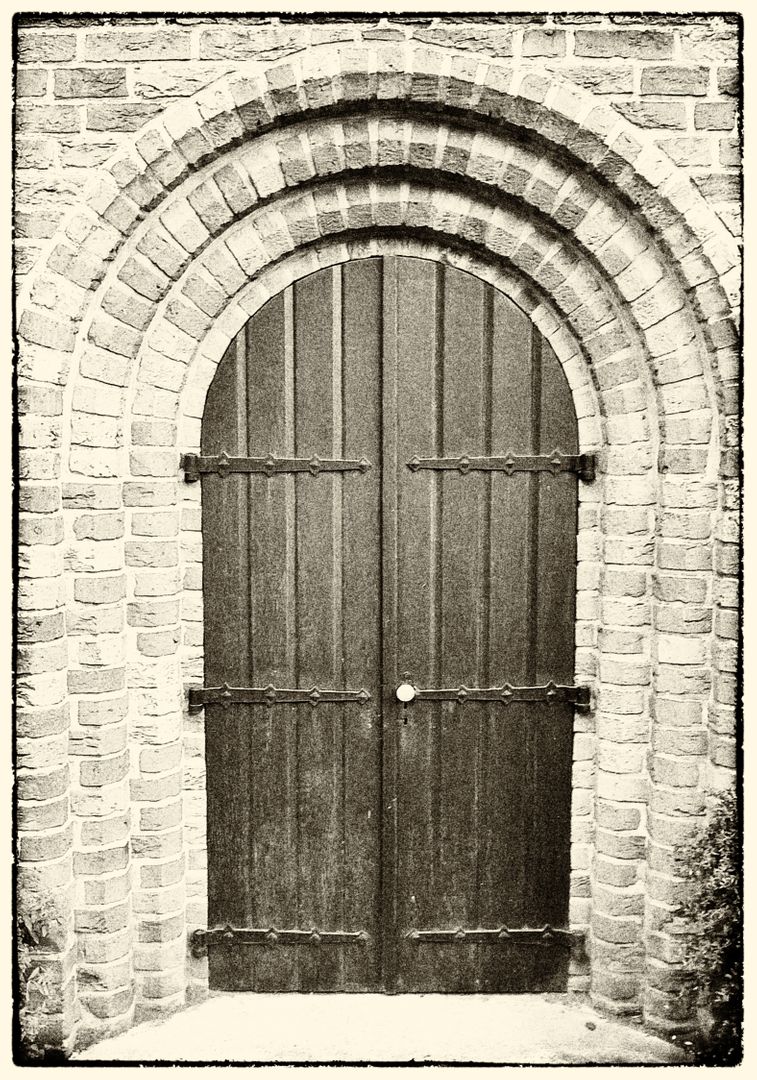 B w door - Free Images, Stock Photos and Pictures on Pikwizard.com