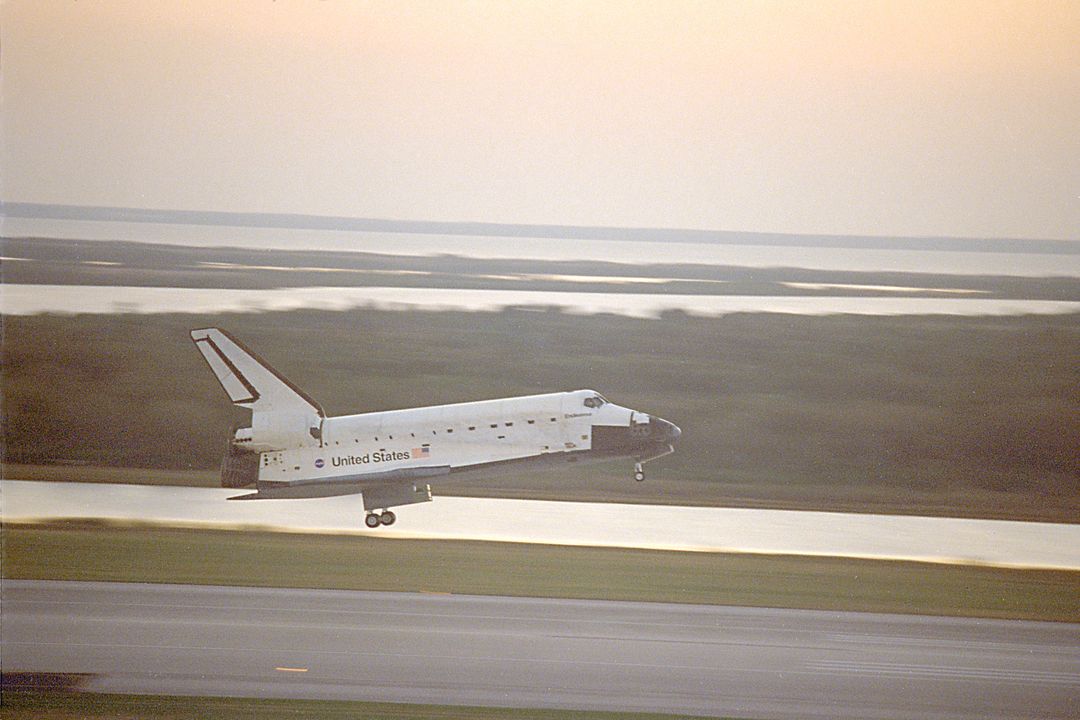 Space Shuttle Endeavour Landing at Kennedy Space Center, February 2000 - Free Images, Stock Photos and Pictures on Pikwizard.com