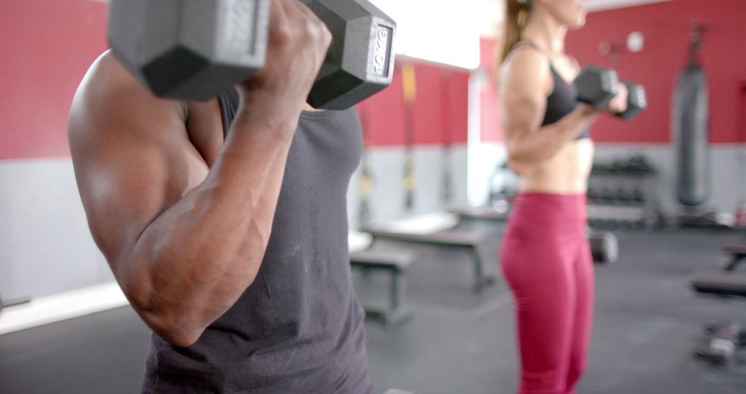 Focused Weightlifting Training in Modern Gym Setting