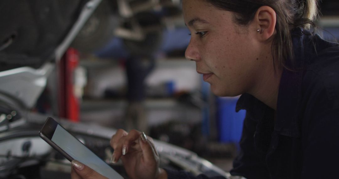 Female Mechanic Using Digital Tablet in Auto Shop - Free Images, Stock Photos and Pictures on Pikwizard.com