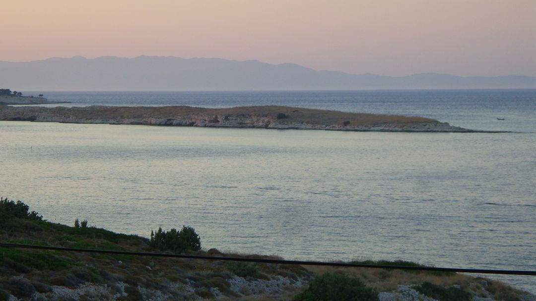 Tranquil Coastal Landscape with Rocky Shoreline at Sunset - Free Images, Stock Photos and Pictures on Pikwizard.com