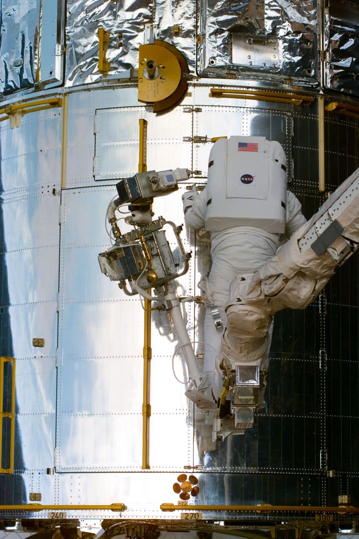 Astronaut Steven L. Smith Working on Hubble Space Telescope in Extravehicular Activity - Free Images, Stock Photos and Pictures on Pikwizard.com