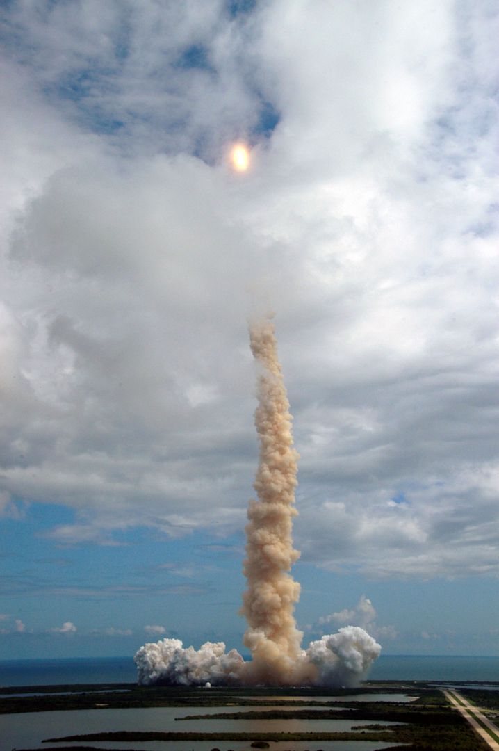 Space Shuttle Discovery Launches from Kennedy Space Center - Free Images, Stock Photos and Pictures on Pikwizard.com