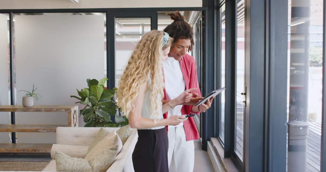 Dynamic Office Meeting with Colleagues Using Tablet Technology