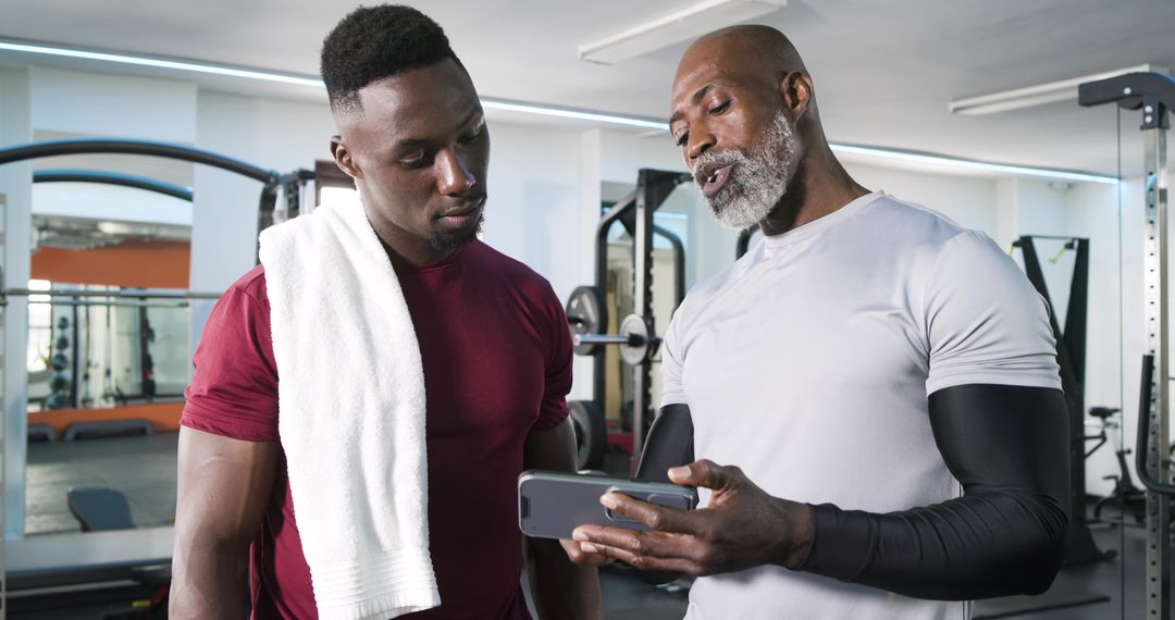 Personal Trainer Guiding Athletic Training Using Smartphone