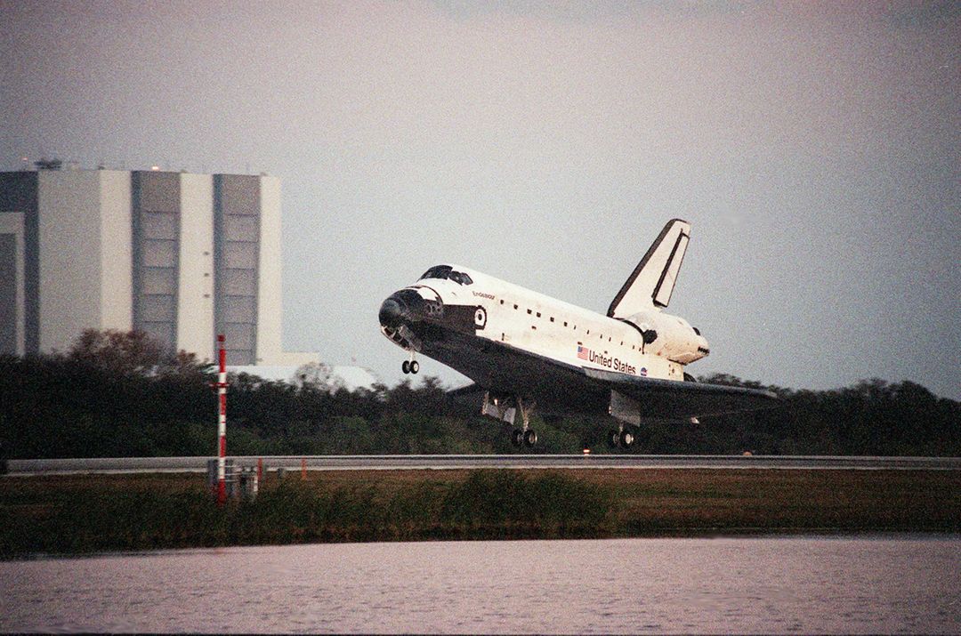 Space Shuttle Endeavour Landing at Kennedy Space Center, February 22, 2000 - Free Images, Stock Photos and Pictures on Pikwizard.com