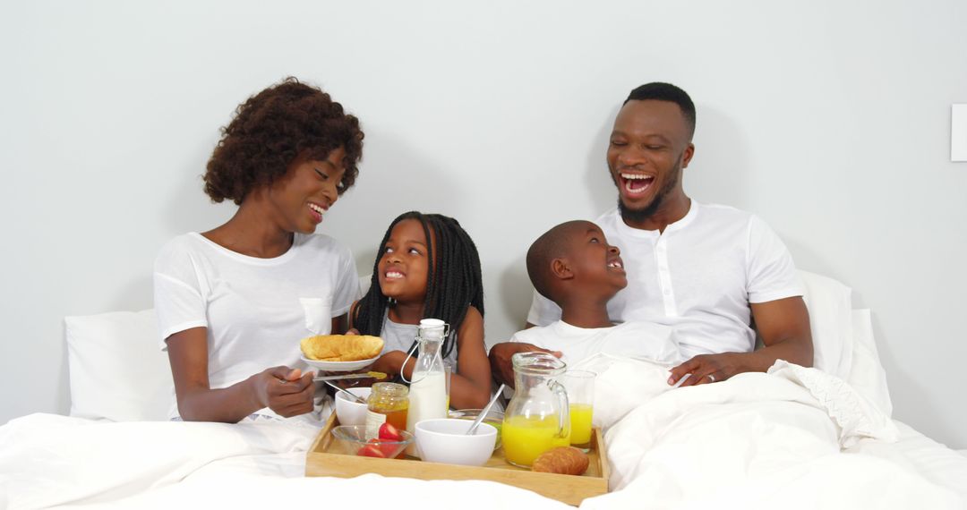 Happy Family Having Breakfast in Bed, Smiling and Enjoying Quality Time - Free Images, Stock Photos and Pictures on Pikwizard.com