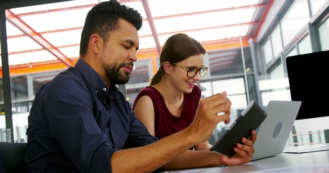 Collaborative Teamwork with Digital Devices in Modern Office