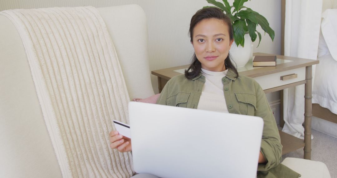 Woman Using Laptop with Credit Card for Online Shopping - Free Images, Stock Photos and Pictures on Pikwizard.com