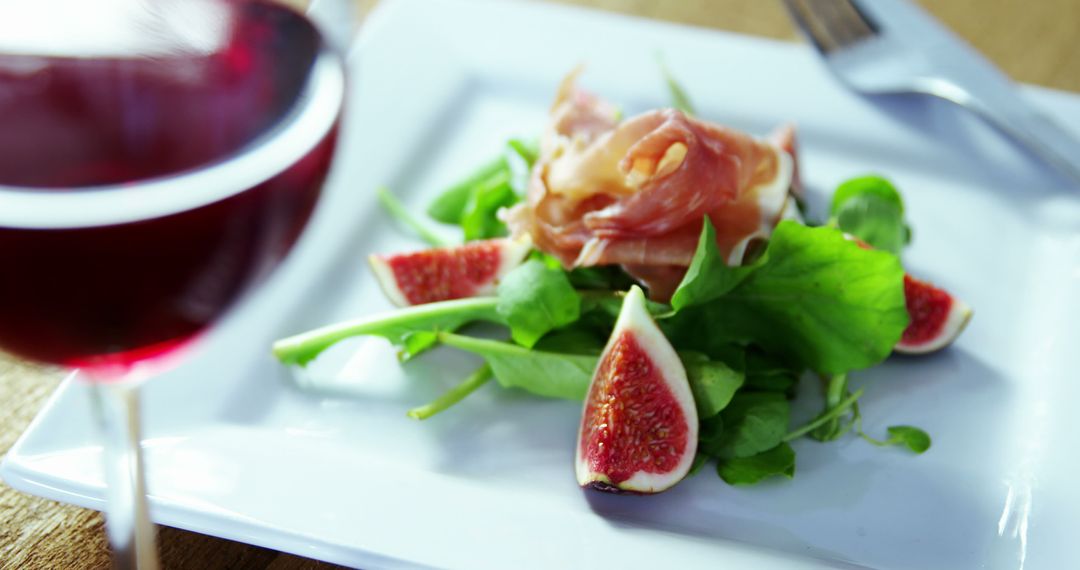 Gourmet Salad with Figs and Prosciutto with Red Wine