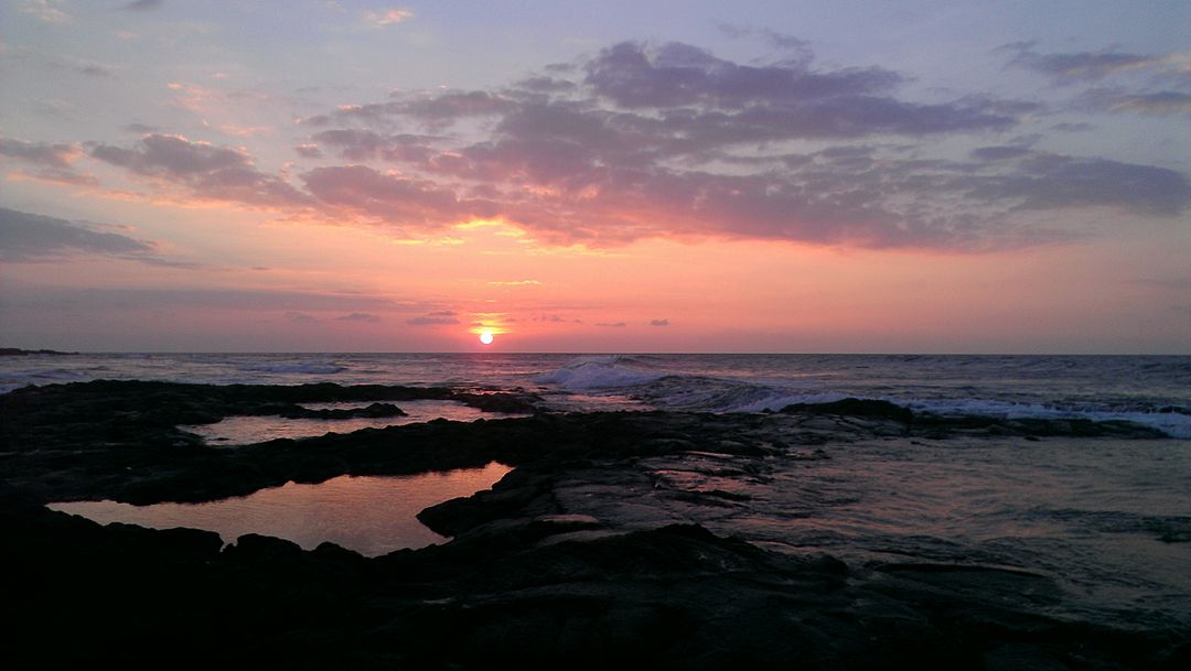 Vibrant Sunset over Rocky Shoreline with Calm Ocean Waves - Free Images, Stock Photos and Pictures on Pikwizard.com