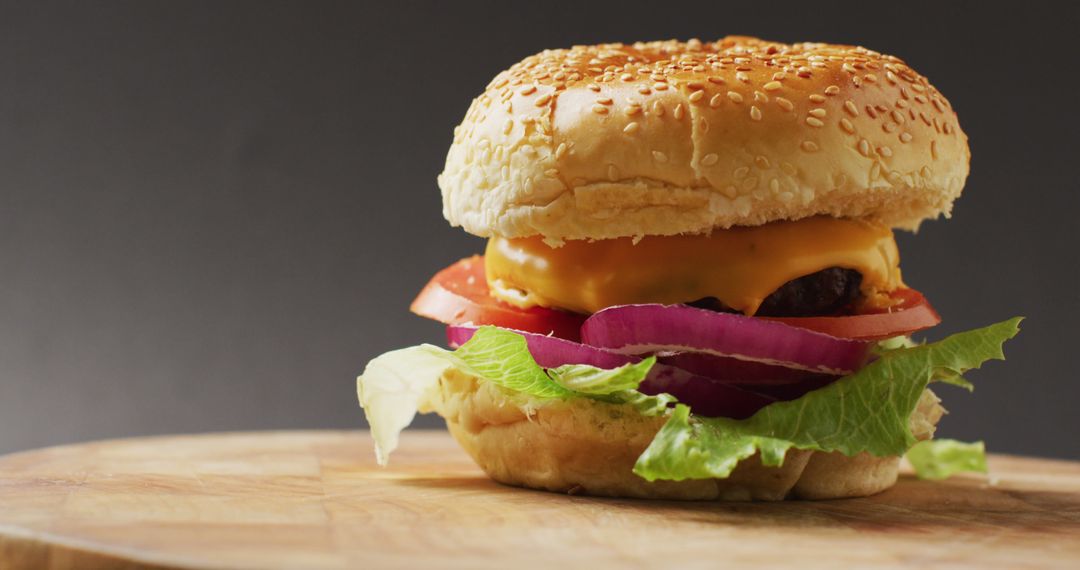 Close-Up of Delicious Cheeseburger with Fresh Ingredients - Free Images, Stock Photos and Pictures on Pikwizard.com