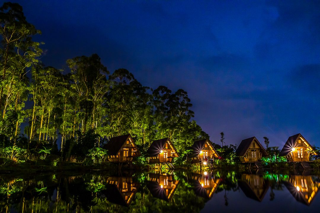 Cozy Wooden Cabins by Serene Lake at Night with Reflection - Free Images, Stock Photos and Pictures on Pikwizard.com