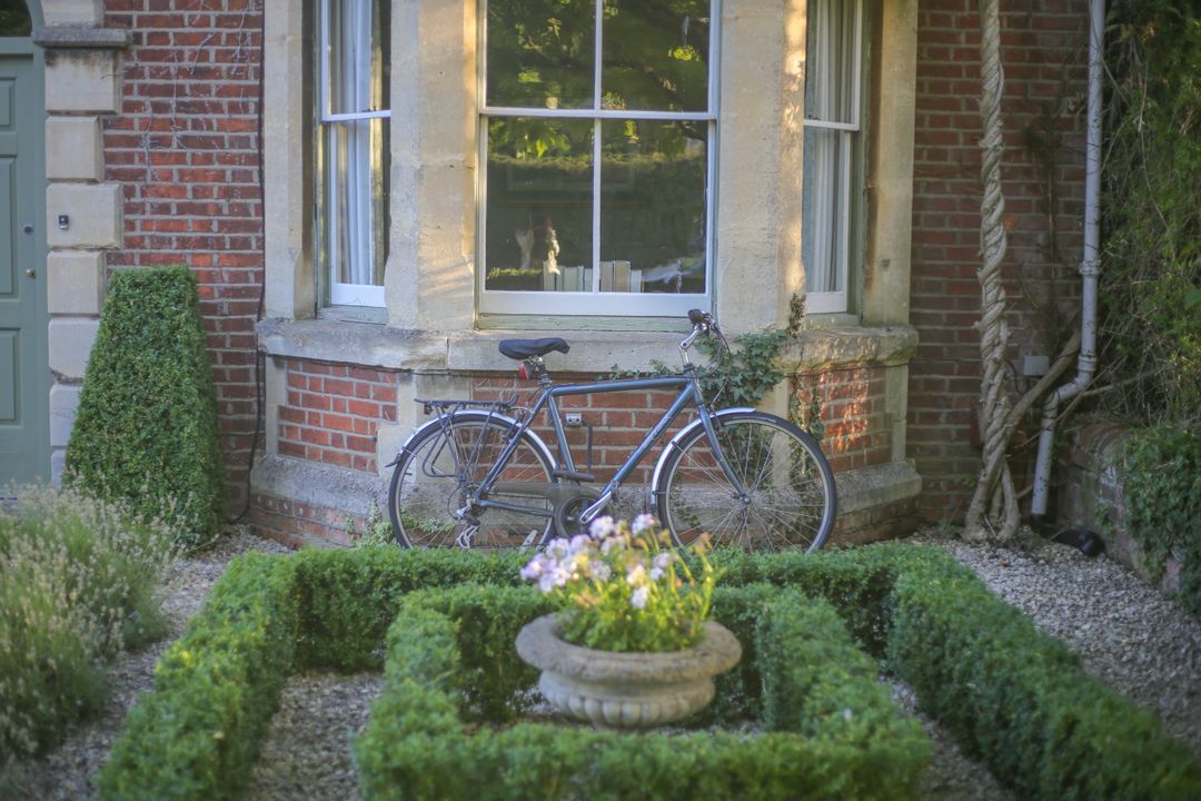 Vintage Bicycle in Front of Classic Brick House with Garden - Free Images, Stock Photos and Pictures on Pikwizard.com