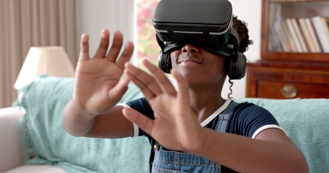 Young African American Girl Experiencing Virtual Reality - Free Images, Stock Photos and Pictures on Pikwizard.com