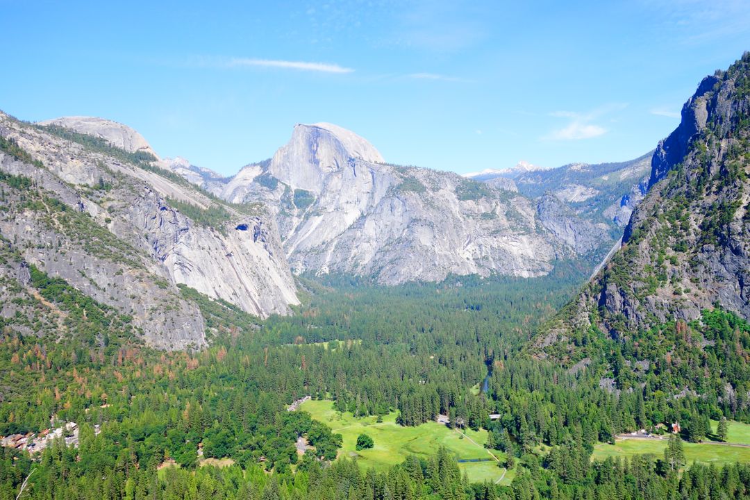 Panoramic View of Yosemite Valley with Dramatic Mountain Peaks - Free Images, Stock Photos and Pictures on Pikwizard.com