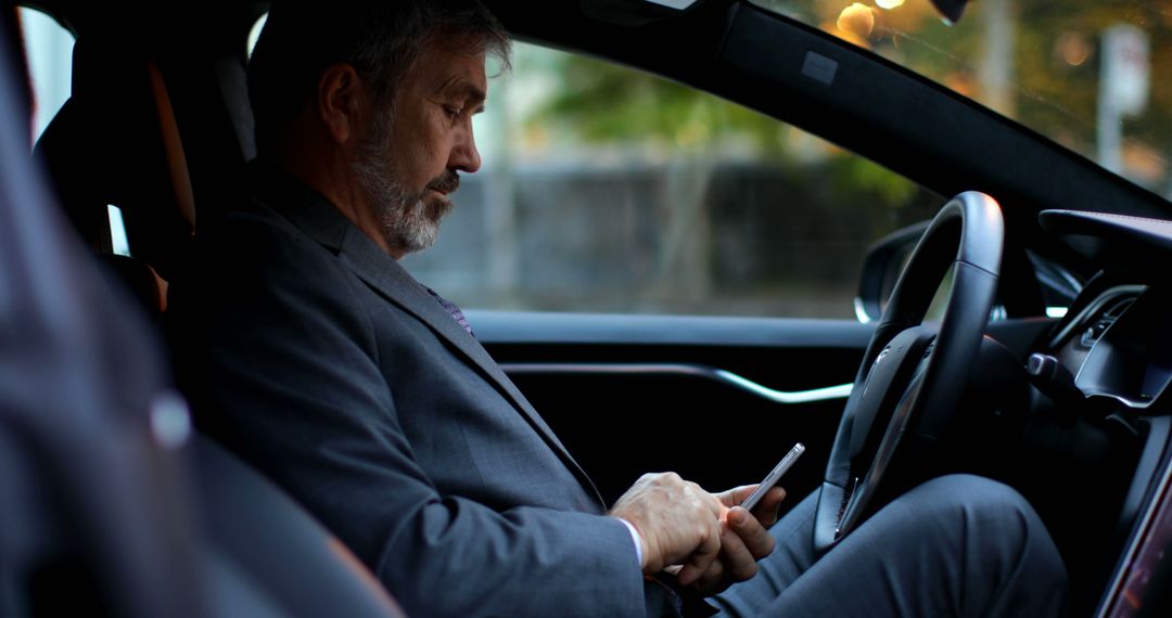 Businessman using smartphone in luxury car during commute - Free Images, Stock Photos and Pictures on Pikwizard.com