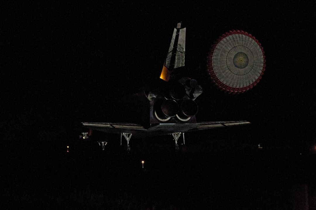 Final Landing of the Space Shuttle Endeavour / STS-134 Mission - Free Images, Stock Photos and Pictures on Pikwizard.com