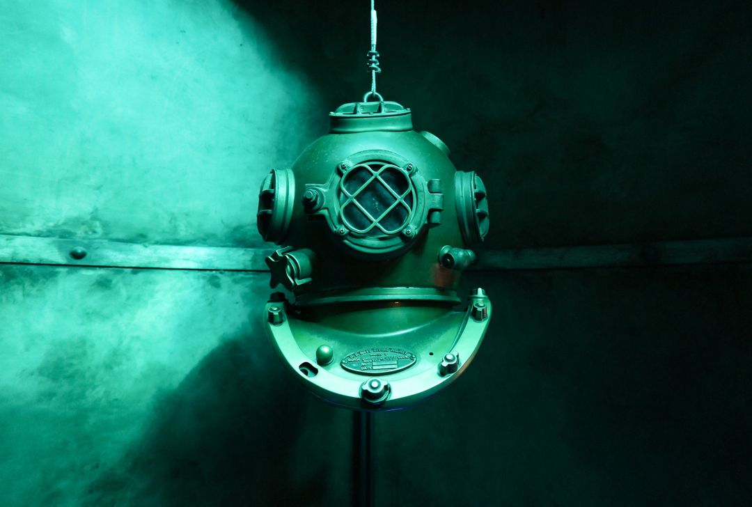 Vintage Diving Helmet with Dramatic Underwater Lighting - Free Images, Stock Photos and Pictures on Pikwizard.com
