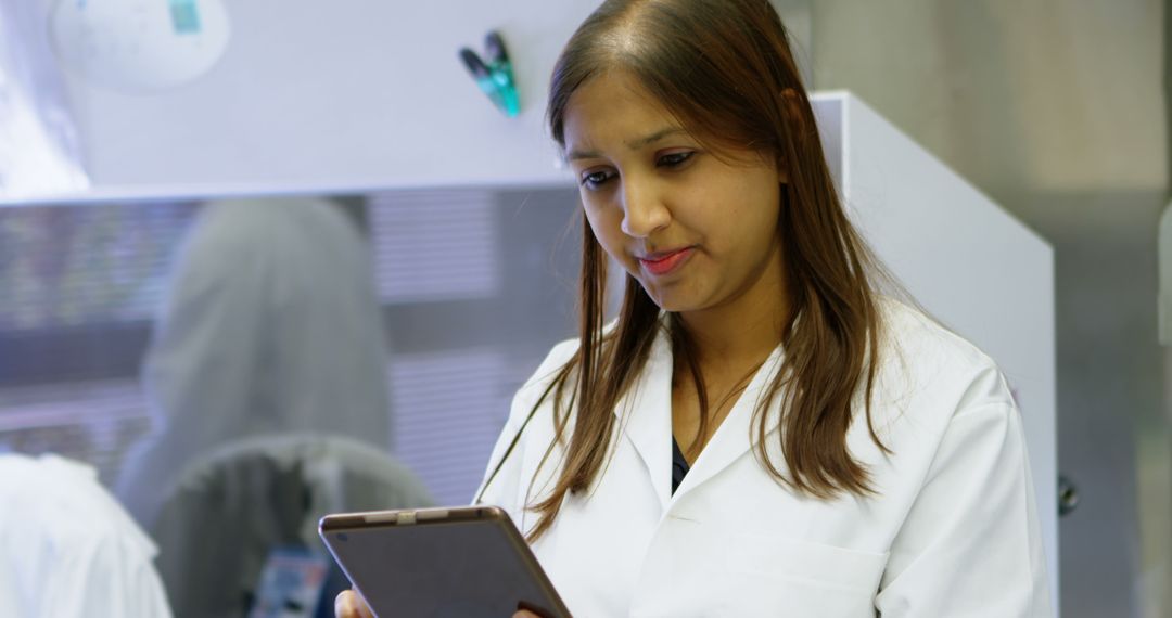 Female Scientist Using Tablet in Laboratory for Research - Free Images, Stock Photos and Pictures on Pikwizard.com