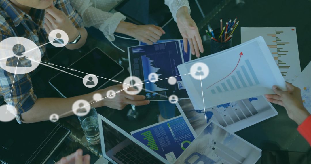 Connected Colleagues Analyzing Digital Reports for Innovative Solutions