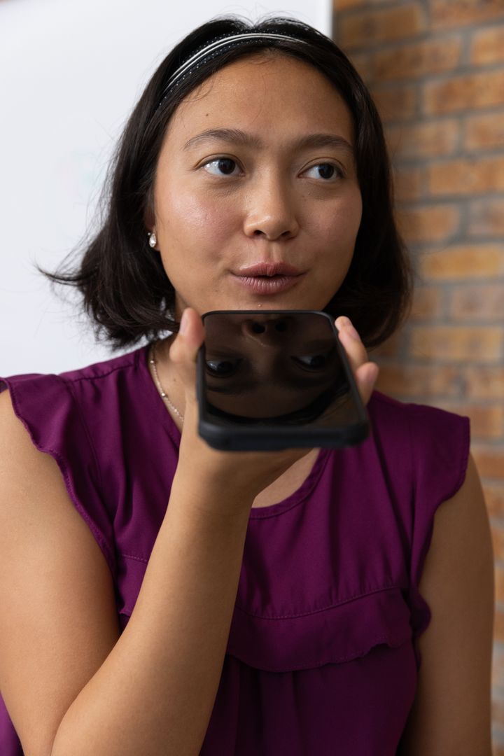 Professional Communication Using Smartphone in Modern Office Environment