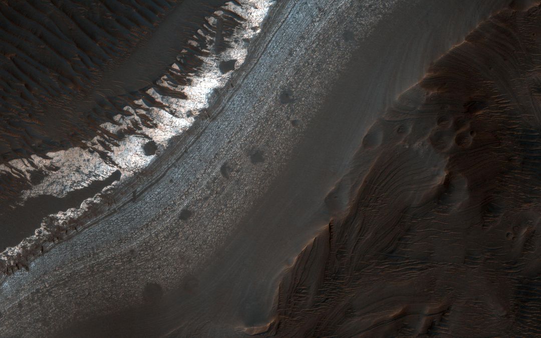 Aerial View of Layered Deposits in Holder Crater on Mars - Free Images, Stock Photos and Pictures on Pikwizard.com