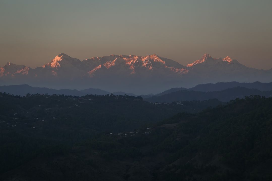 Himalayan Mountain Range at Dawn with Snow-Capped Peaks - Free Images, Stock Photos and Pictures on Pikwizard.com