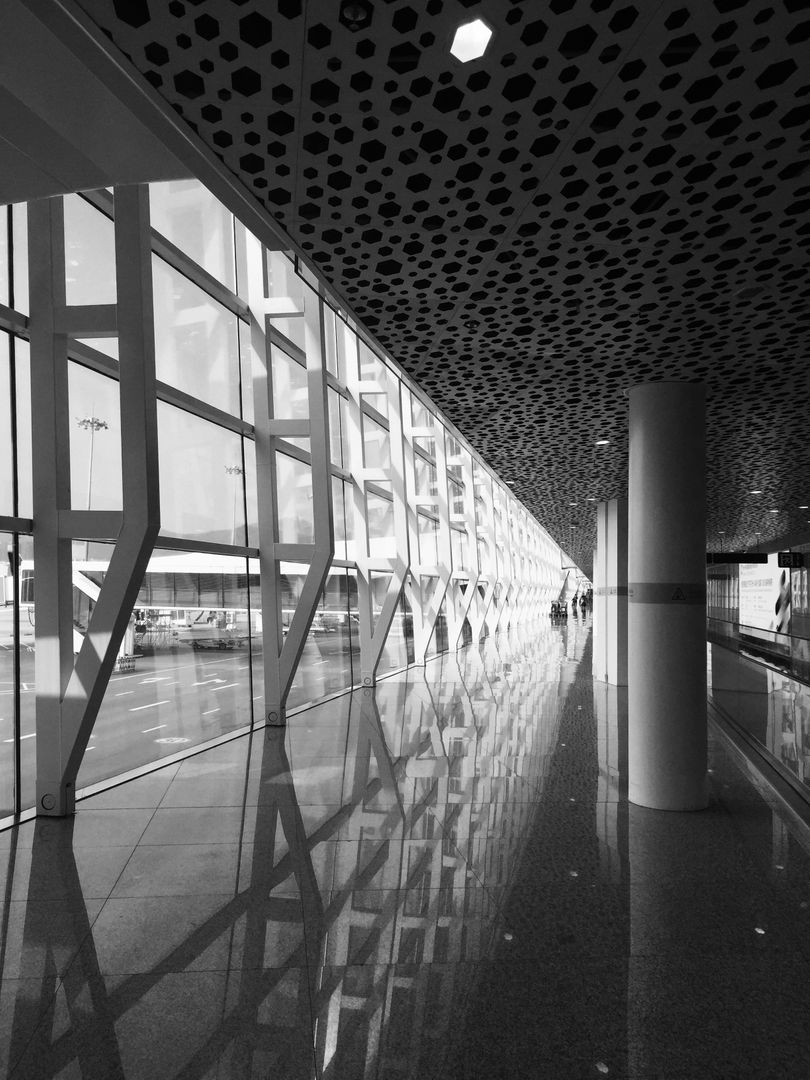 Modern Airport Terminal Hall with Reflections and Natural Light - Free Images, Stock Photos and Pictures on Pikwizard.com