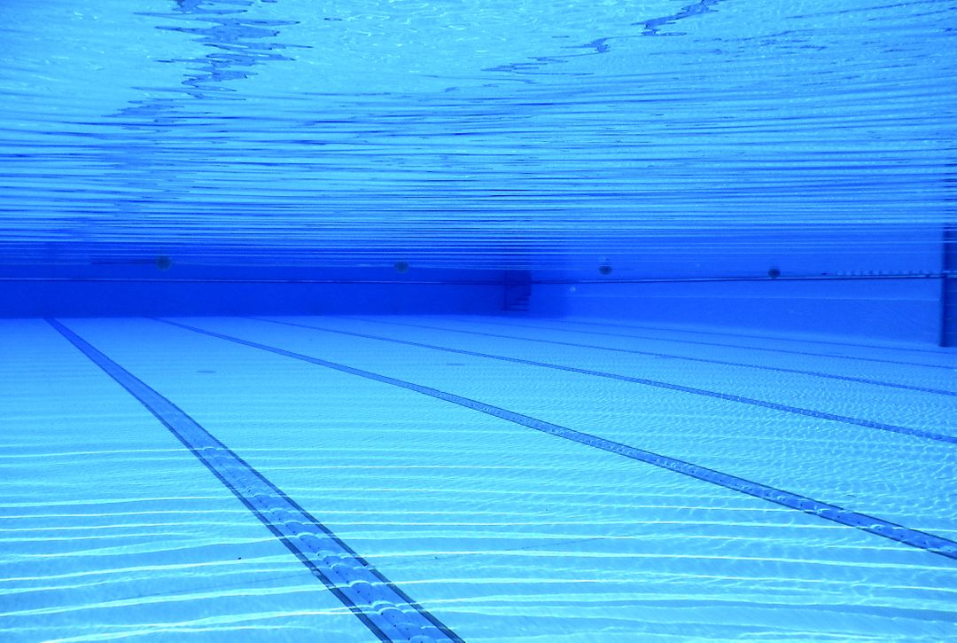 Underwater view of empty swimming pool with clear blue water - Free Images, Stock Photos and Pictures on Pikwizard.com