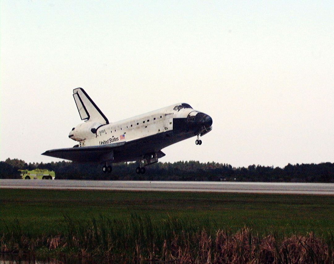 Space Shuttle Discovery Landing at Kennedy Space Center - Free Images, Stock Photos and Pictures on Pikwizard.com