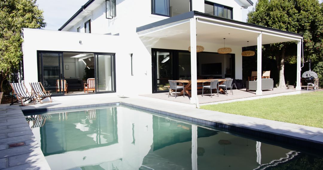 Modern Luxury House with Patio, Pool and Serene Outdoor Space