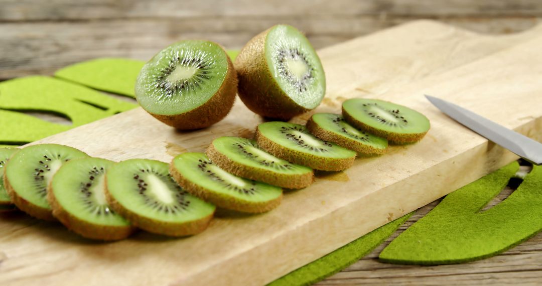 Freshly Sliced Kiwi on Wooden Cutting Board for Healthy Eating Concept - Free Images, Stock Photos and Pictures on Pikwizard.com