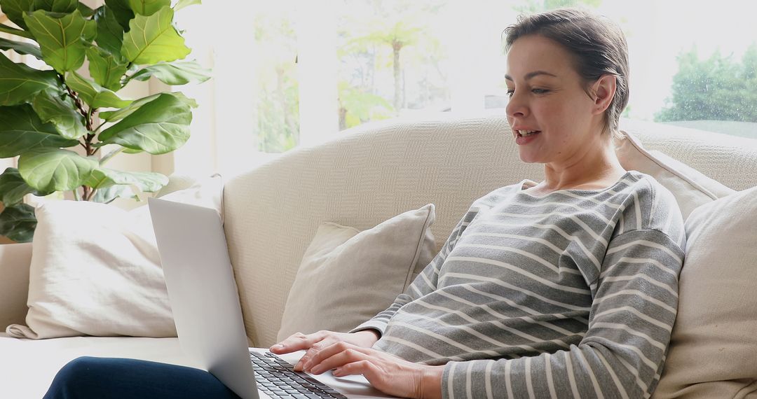 Pregnant Woman Using Laptop at Home on Cozy Couch - Free Images, Stock Photos and Pictures on Pikwizard.com