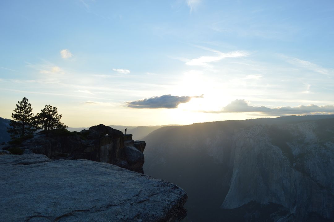 Breathtaking Sunrise Over Majestic Mountain Landscape - Free Images, Stock Photos and Pictures on Pikwizard.com