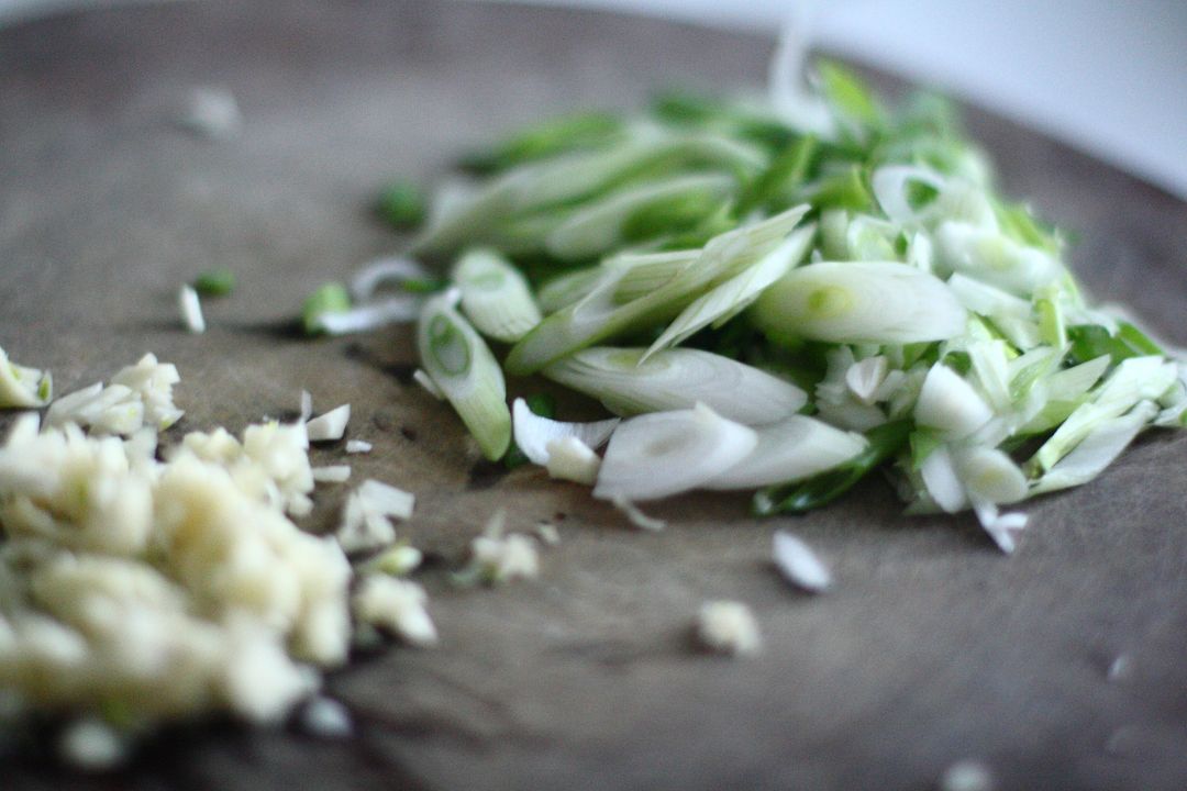 Close-up of Chopped Spring Onions and Minced Garlic on Wooden Board - Free Images, Stock Photos and Pictures on Pikwizard.com