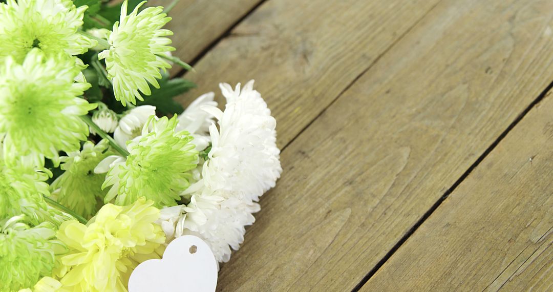 Fresh Bouquet of Green and White Flowers with Tag on Wooden Floor - Free Images, Stock Photos and Pictures on Pikwizard.com