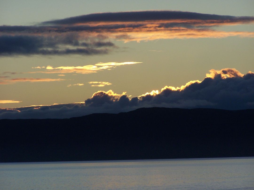 Peaceful Sunrise Over Calm Lake With Mountains - Free Images, Stock Photos and Pictures on Pikwizard.com